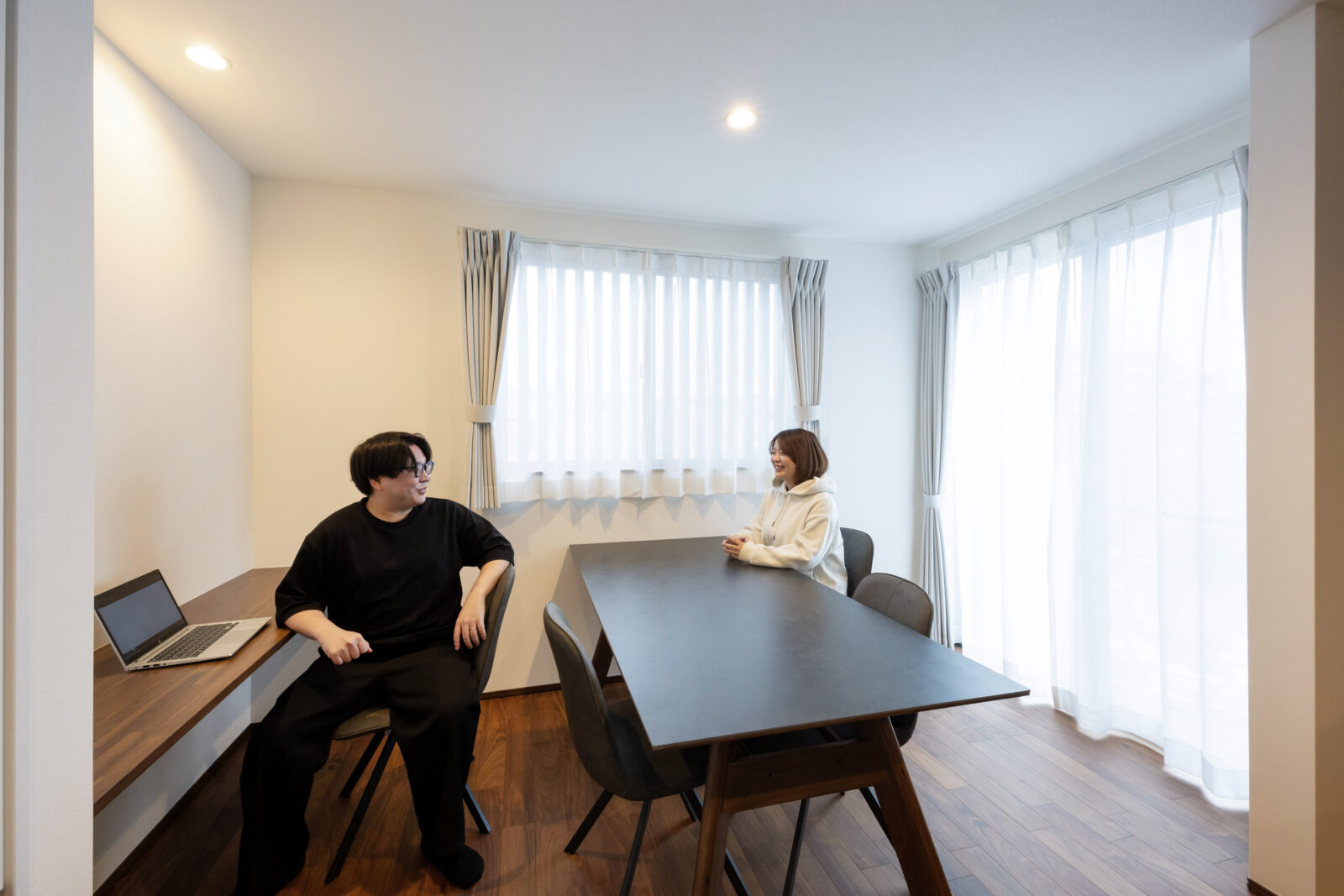 緩やかな勾配天井が落ち着くLDKで、<br>いつでもホームシアターが楽しめる平屋